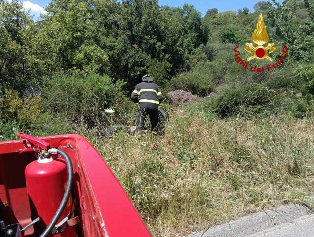 Orani, perde il controllo della moto e finisce fuori strada: muore un centauro