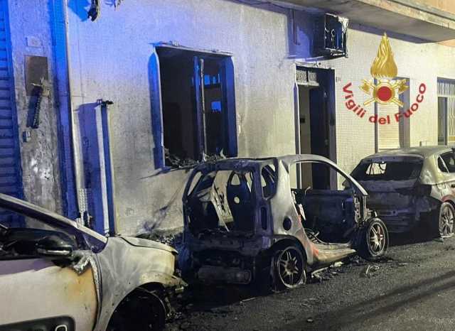 Quartu, tre auto bruciate nella notte: evacuata una famiglia e via alle indagini