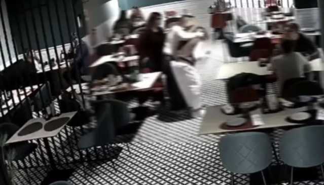 Rischia di soffocare mentre mangia al ristorante: il titolare la salva con la manovra di Heimlich (Video)
