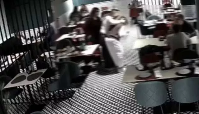 Rischia di soffocare mentre mangia al ristorante: il titolare la salva con la manovra di Heimlich (Video)