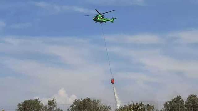 Incendio Un incendio a Serramanna minaccia alcuni casolari in campagna: elicottero in volo