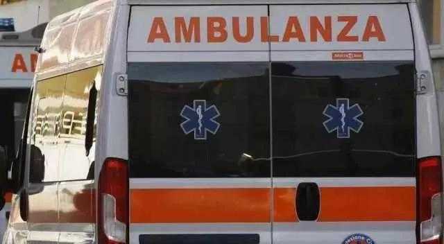 Auto investe due giovani in bicicletta, muore un 19enne nel Reggiano