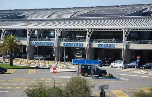 Aeroporto Cagliari Elmas Cagliari, doveva scontare una condanna di 5 anni invece era in vacanza a Ibiza: arrestato in aeroporto