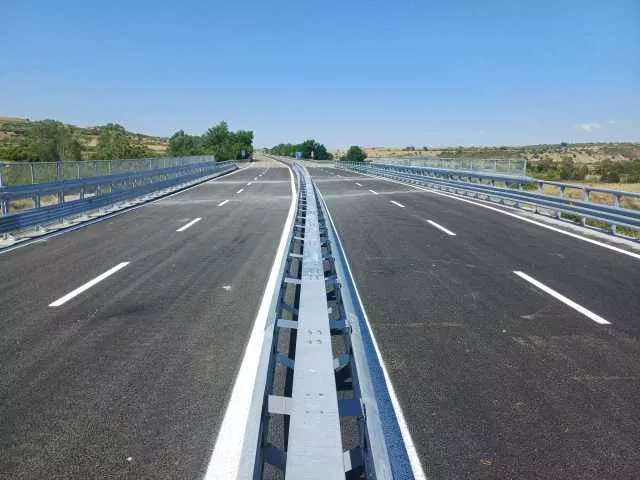Torralba, demolito e ricostruito il sovrappasso sulla 131: deviazioni rimosse entro domani