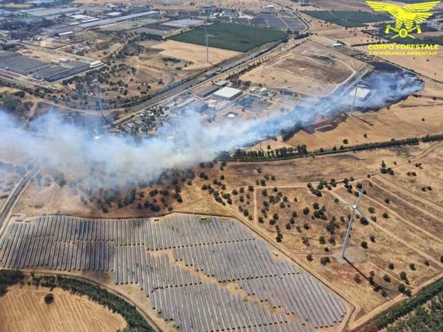 Grosso incendio nelle campagne di Villacidro: tre mezzi aerei in volo 