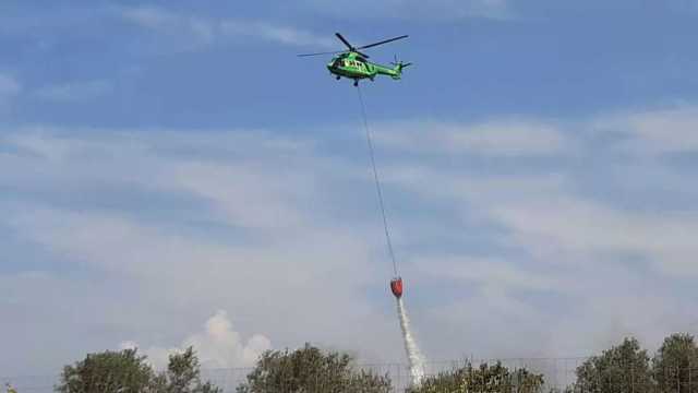 Incendi in Sardegna, fiamme da Monti a Carbonia: mezzi aerei e tante squadre a terra
