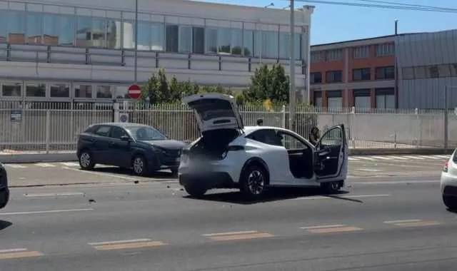 Cagliari, scontro tra due auto in viale Marconi: traffico in tilt (Video)