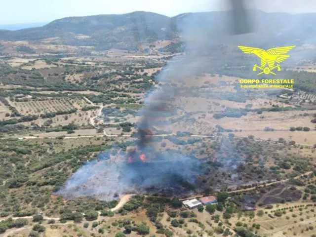 Villasimius, fiamme nelle campagne di Nicolau: elicottero in volo 