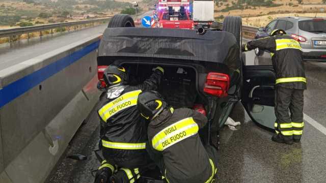 Macomer, auto si ribalta sulla 131: due feriti recuperati dall'elisoccorso