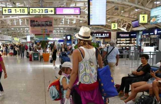 Voli in ritardo, il Londra-Cagliari atterra sei ore dopo: come chiedere i rimborsi