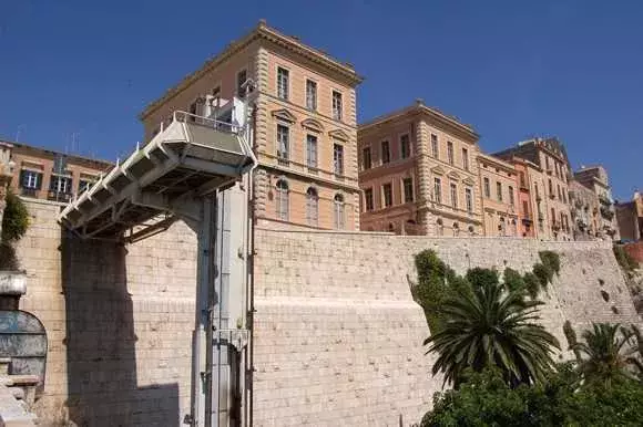 Troppo caldo, a Cagliari scatta la chiusura parziale di tre ascensori del centro
