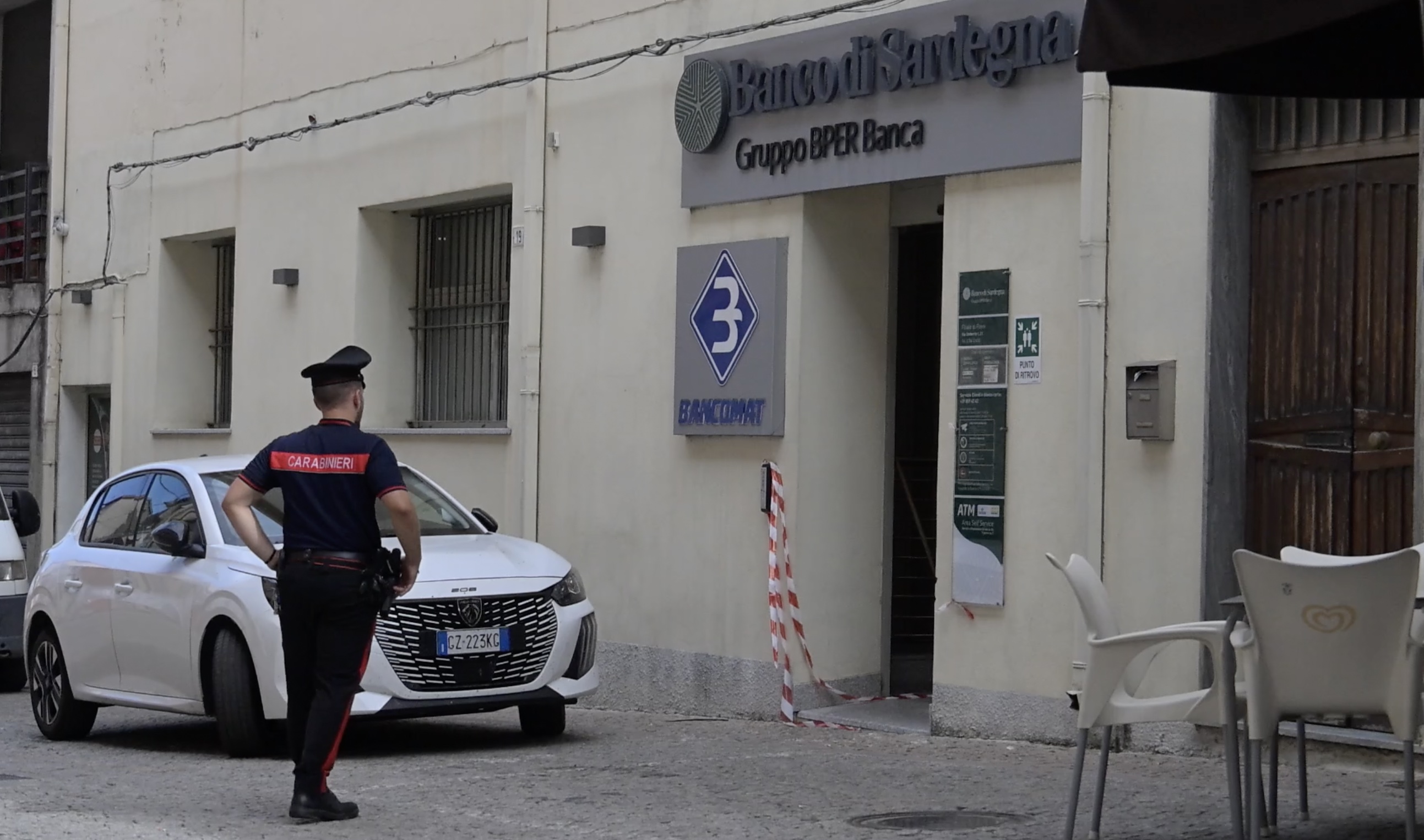 Esplosivo per scardinare la cassa del bancomat a Fonni, ma l'assalto fallisce 