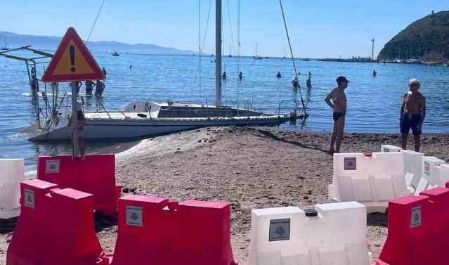 Barca arenata sul bagnasciuga al Poetto, lunedì al via la rimozione (dopo mesi di attesa)