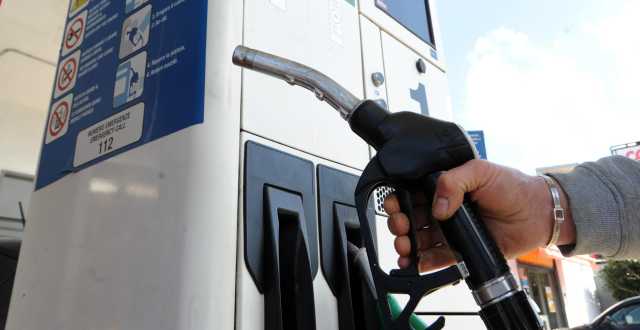 Distributore Carburante Cagliari, frode da 120mila euro con le carte carburante della società di rifiuti: ex dipendente nei guai