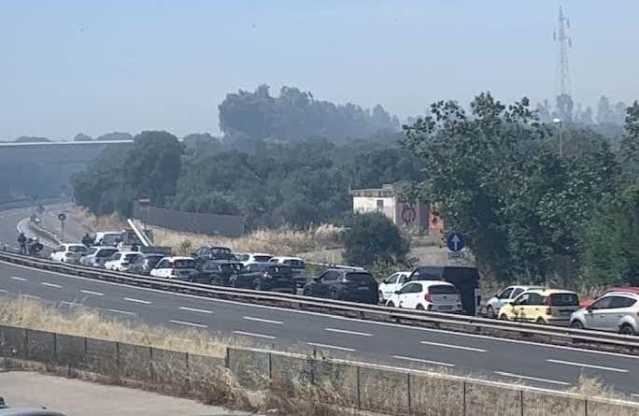 Pomeriggio infernale, roghi dalla 554 alla statale 130 e disagi al traffico