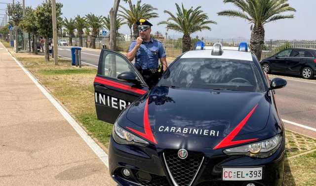 Accesa lite sul lungomare Poetto di Quartu: ventiseienne sorpreso con un machete, scatta l'arresto