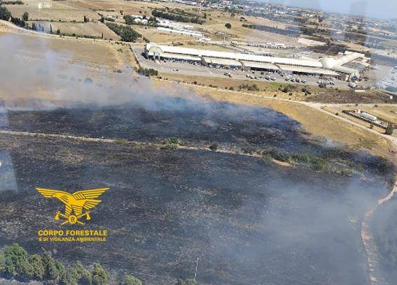 Incendio Sestu Corpo Forestale Incendio nelle campagne di Sestu: in volo l'elicottero del Corpo Forestale