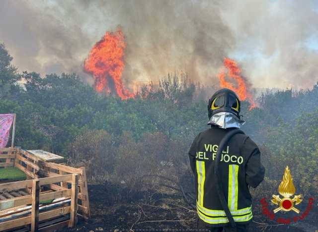 Incendio Centro Abitato Olbia Olbia, paura per un incendio nel centro abitato: le fiamme sfiorano le case