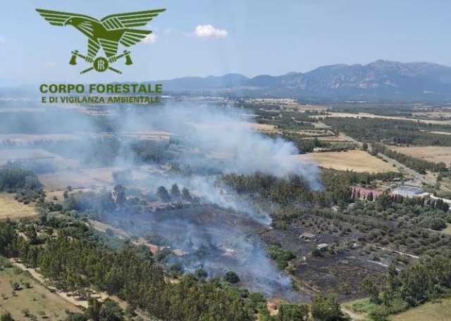 Incendio San Gavino San Gavino, grosso incendio nelle campagne: sul posto l'elicottero del Corpo Forestale