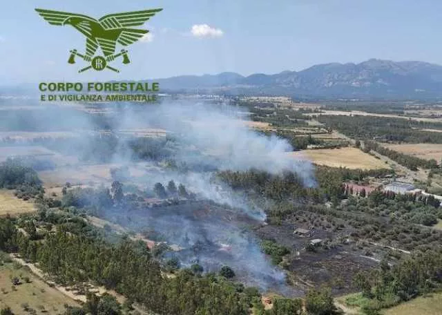 San Gavino, grosso incendio nelle campagne: sul posto l'elicottero del Corpo Forestale 