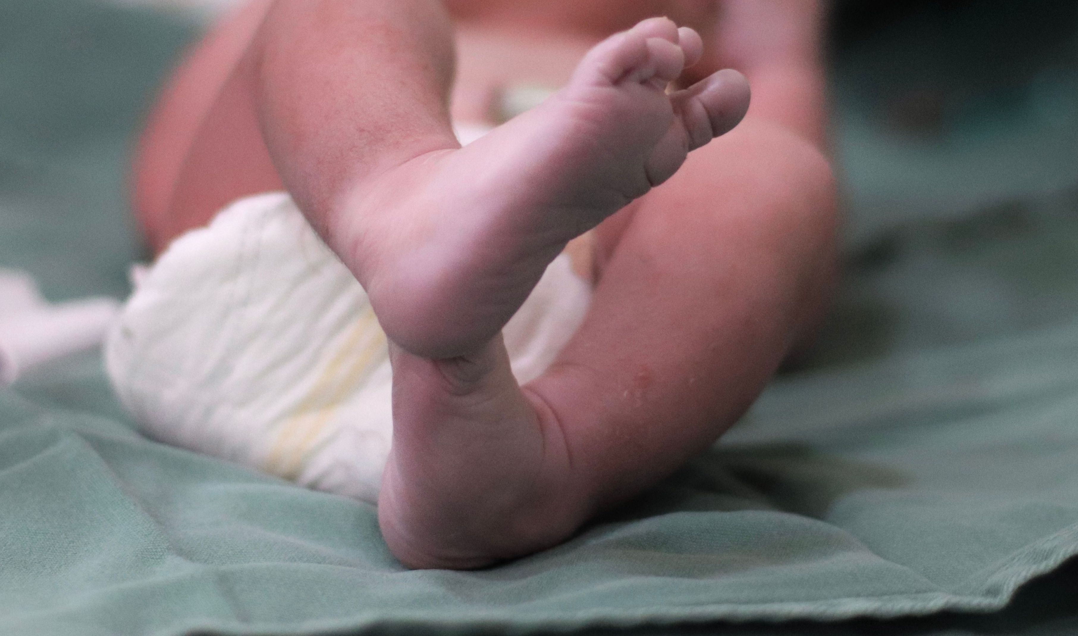 Piedi Neonato Screening La Sardegna avvia il programma di screening neonatale per la Sma: è gratis per tutti