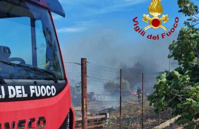 Case e aziende minacciate dalle fiamme, una donna soccorsa a Capitana ed evacuato l'Agrario a Elmas