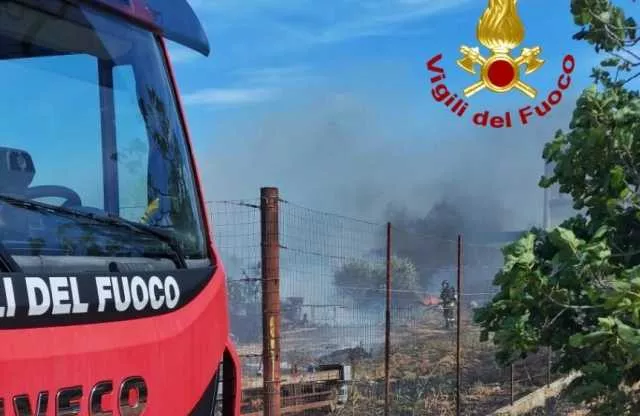 Case e aziende minacciate dalle fiamme, una donna soccorsa a Capitana ed evacuato l'Agrario a Elmas