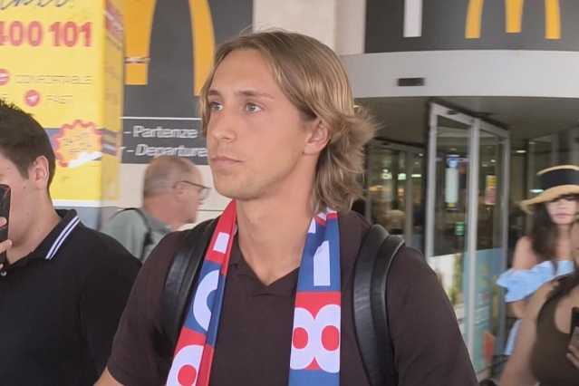 Calciomercato, Fazzini arriva all'aeroporto di Elmas: "Momento giusto per venire a Cagliari"