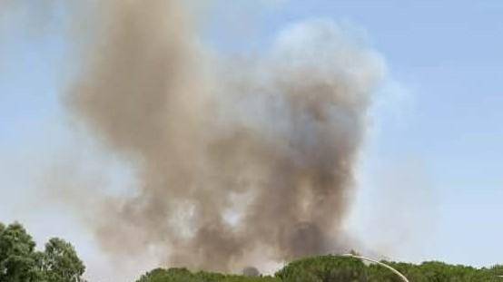 Carbonia, grosso incendio nelle campagne: chiuso un tratto della 126