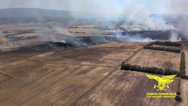 Guspini, vasto incendio nelle campagne: intervengono due elicotteri 