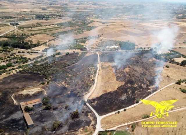 Incendio a Selargius, densa colonna di fumo all'altezza dell'osservatorio astronomico (Video)