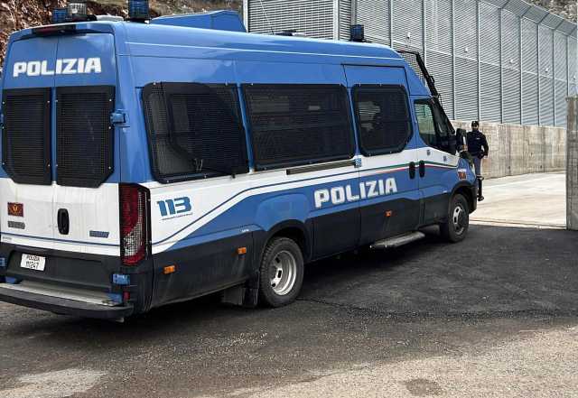 Rapina, spaccio e Daspo urbano: algerino espulso dalla Sardegna e rimpatriato