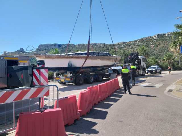 RimozioneBarca D0 Rimossa la barca arenata al Poetto: