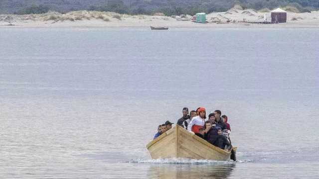Sbarchi senza sosta nel Sulcis: 87 migranti algerini in 48 ore, alcuni individuati in piazza Yenne a Cagliari