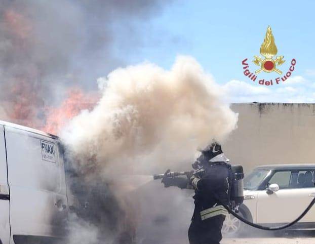 Possibile guasto elettrico, furgone in fiamme in un parcheggio a Elmas