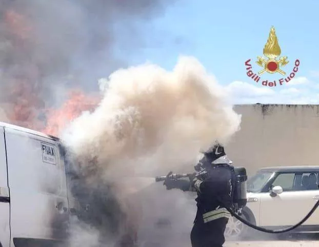 Possibile guasto elettrico, furgone in fiamme in un parcheggio a Elmas