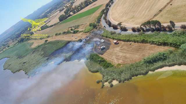 Incendio sulla riva dello stagno di Platamona a Sorso: elicottero in volo 