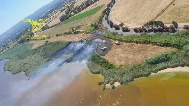 Incendio sulla riva dello stagno di Platamona a Sorso: elicottero in volo 