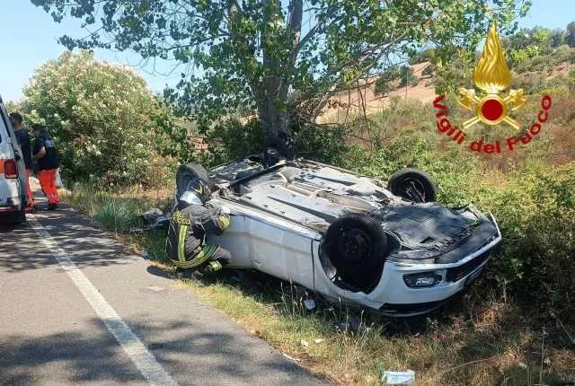 Perde il controllo dell'auto, colpisce un albero e si ribalta più volte: conducente ferito a Uri