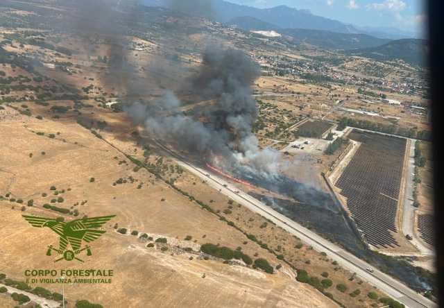 Grosso incendio a Ottana: in volo l'elicottero del Corpo forestale