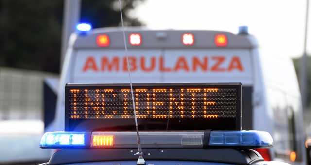 Ambulanza Incidente Foto Archivio Scontro fatale con un camper sulla 195: ragazzo di 20 anni muore in sella alla sua moto