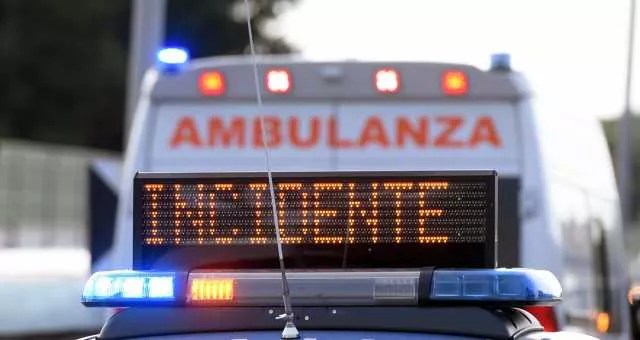 Ambulanza Incidente Foto Archivio Scontro fatale con un camper sulla 195: ragazzo di 20 anni muore in sella alla sua moto