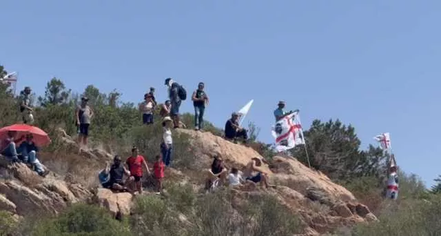 Cala Finanza Presidio Centinaia di sardi in sit-in a Cala Finanza contro il progetto di Tavolara Bay: