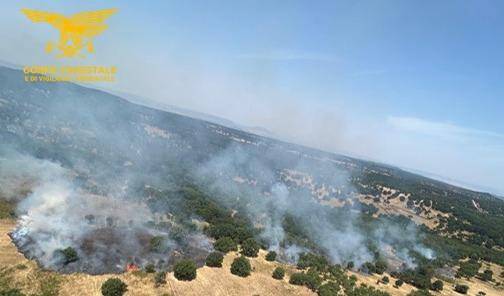 Sardegna tra incendi e temperature roventi: fiamme nelle campagne di Esporlatu 