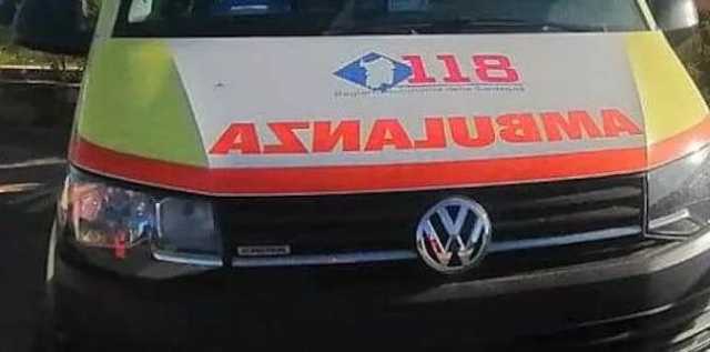 Fronte Ambulanza F Morti due ragazzi nel terribile frontale a Uta, altri tre feriti in ospedale
