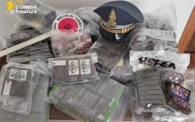Hashish Droga Cagliari La droga viaggia dentro i pacchi postali fino ai locker del Cagliaritano: sequestrati 25 chili di hashish