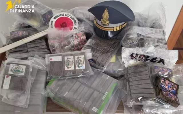 Hashish Droga Cagliari La droga viaggia dentro i pacchi postali fino ai locker del Cagliaritano: sequestrati 25 chili di hashish