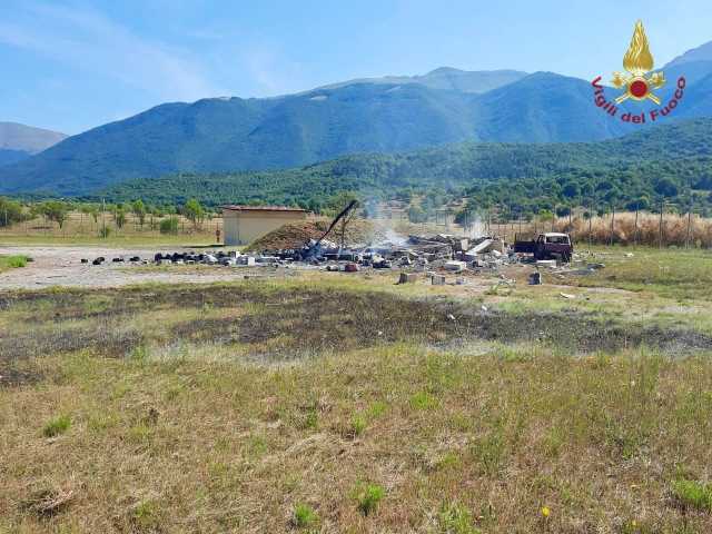 Il Luogo Dellesplosione Esplosione in una fabbrica di fuochi d'artificio nel Lazio: due morti