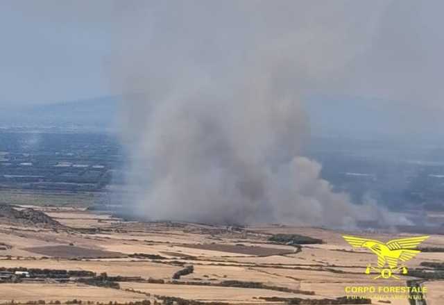 Incendio Guspini Canadair Contatto in volo fra Super Puma e canadair: atterraggio di emergenza durante l'incendio a Guspini