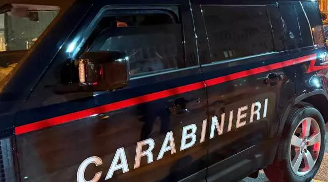Jeep Carabinieri Cagliari, aggredisce la compagna con colpi di bastone alla testa: lei ferita, lui finisce in carcere